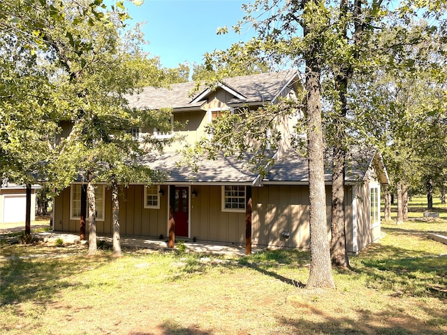 view of front of house with a front lawn