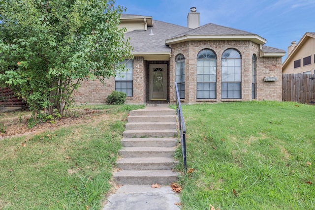 view of front of home featuring a front yard