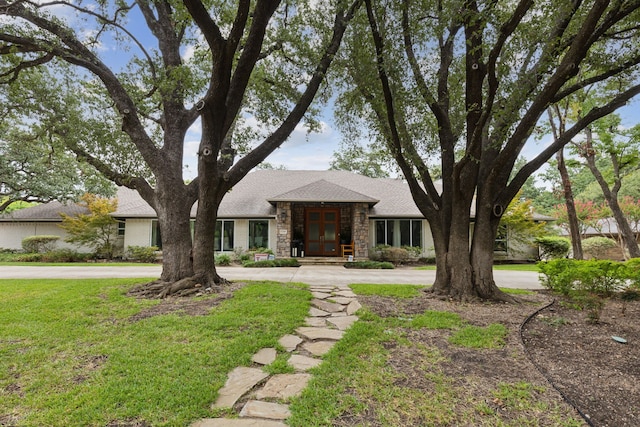 view of front of house featuring a front yard