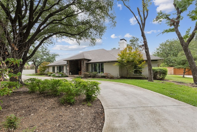 view of front facade featuring a front yard