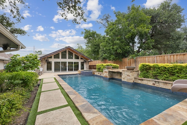 view of swimming pool