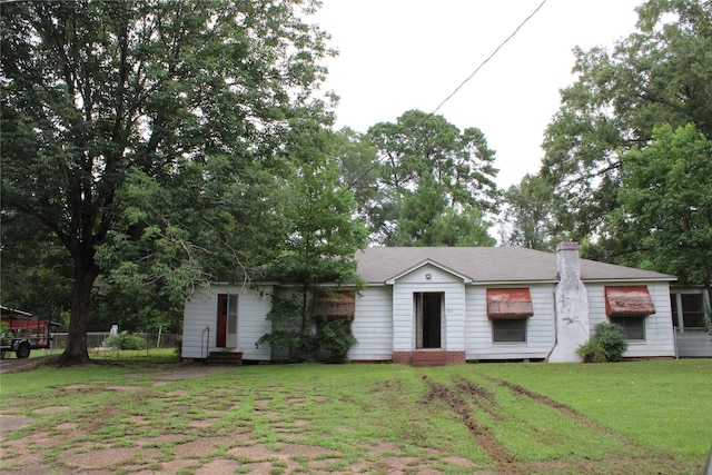 single story home with a front lawn