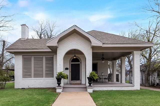 view of front of property featuring a front lawn and ceiling fan