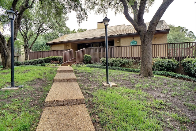 view of front of home featuring a front yard