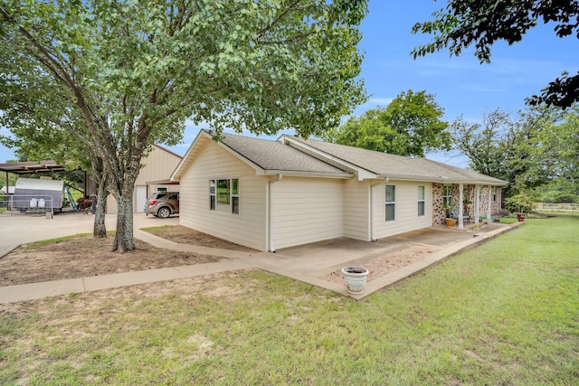 single story home featuring a front lawn