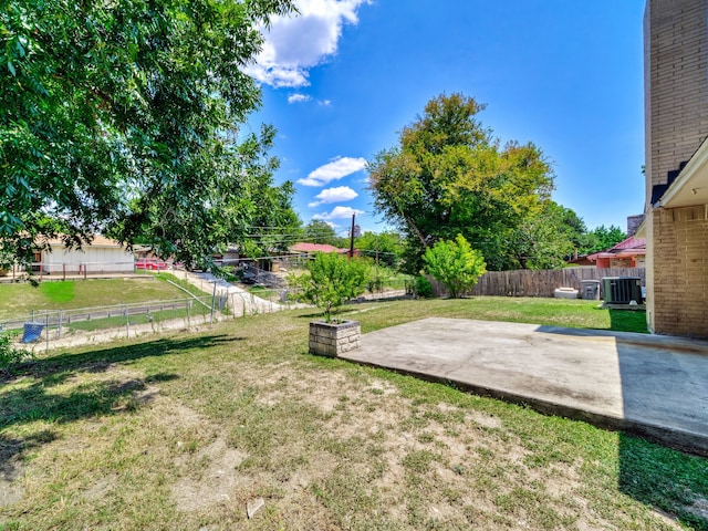 view of yard featuring a patio area