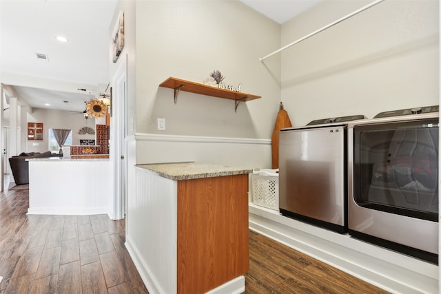 washroom featuring dark wood-type flooring, ceiling fan, and washer and clothes dryer