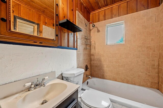 unfurnished room featuring dark wood-type flooring, a wealth of natural light, and ceiling fan