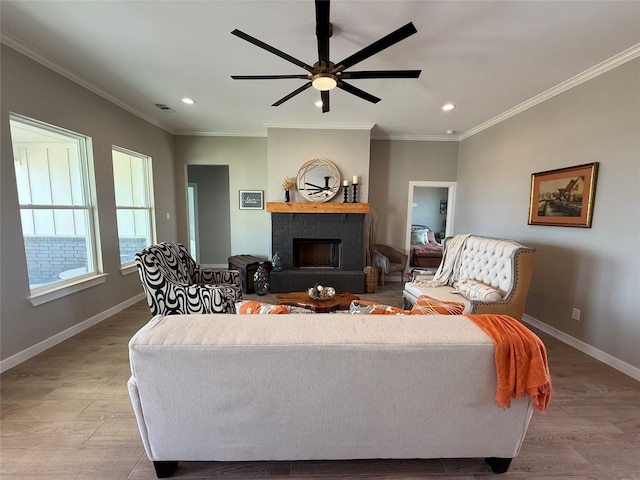 living room with light hardwood / wood-style flooring, ornamental molding, and ceiling fan