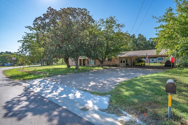 view of front of home with a carport and a front yard