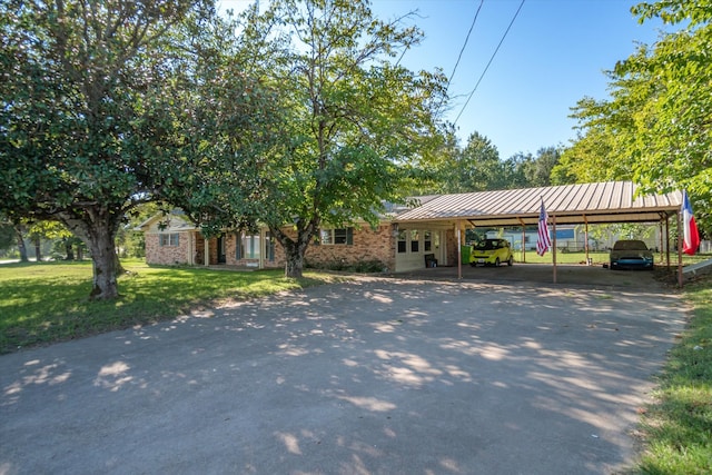 view of front of property featuring a carport and a front yard