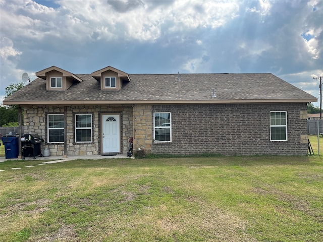 view of front of property with a front yard