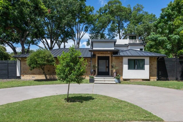 view of front of home featuring a front yard