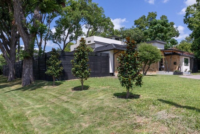 view of front of home featuring a front lawn