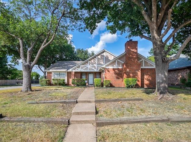 view of front of house with a front lawn