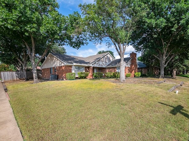 ranch-style house featuring a front lawn