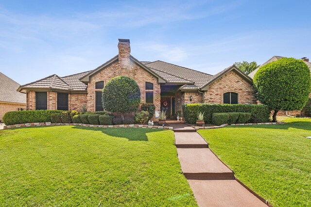 view of front facade with a front yard