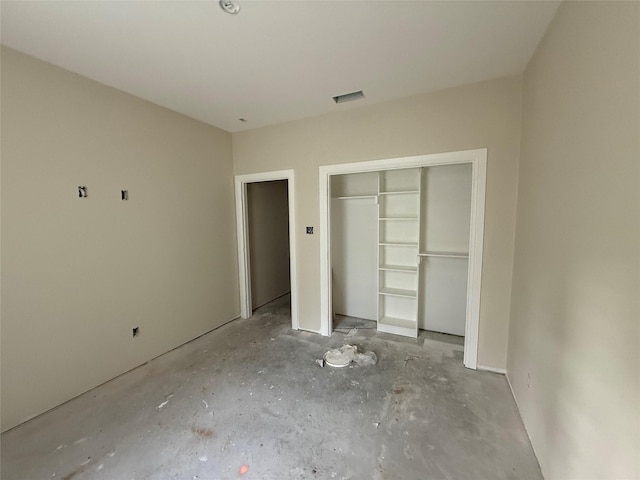 unfurnished bedroom featuring a closet