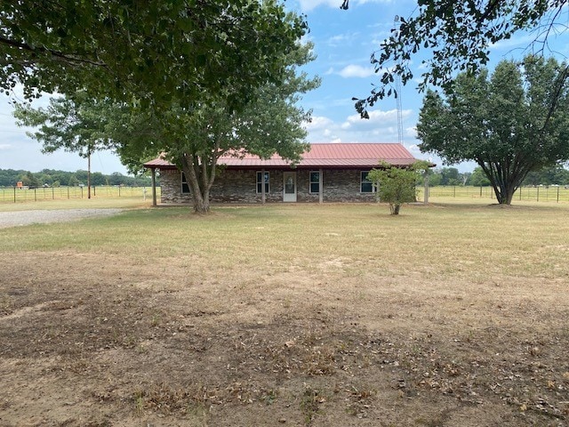 view of yard featuring a rural view