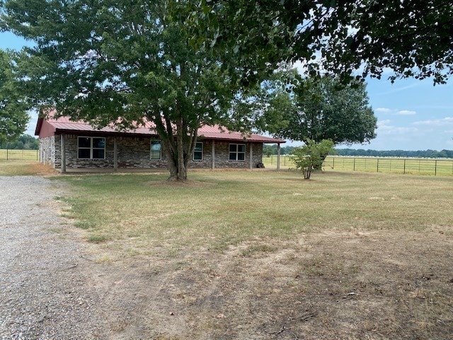 view of yard featuring a rural view