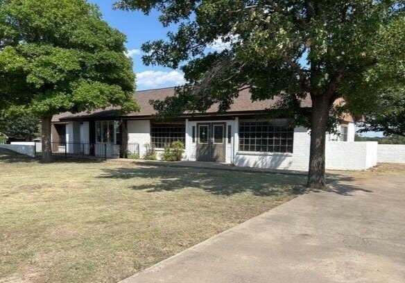 view of front of property with a front lawn