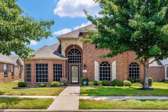 view of front of home featuring a front yard