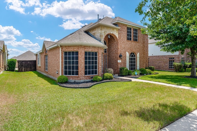 view of front of house featuring a front lawn