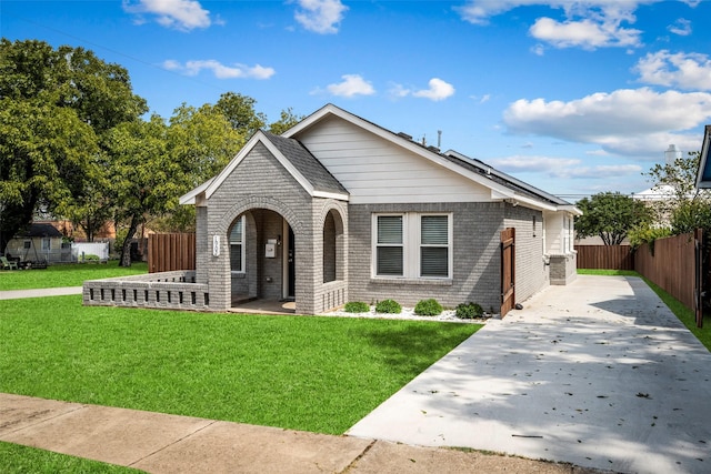 view of front of house featuring a front yard