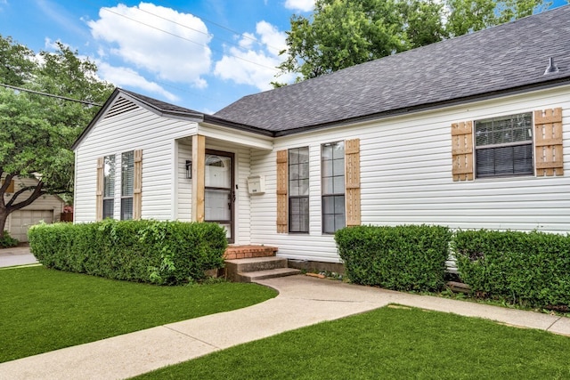 view of front facade featuring a front yard