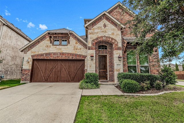 view of front of home featuring a garage and a front yard