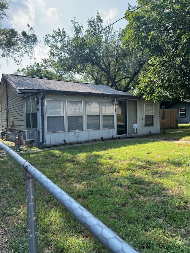 view of front of property with a front lawn