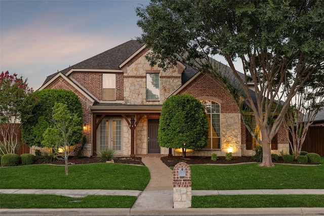 view of front of house featuring a lawn