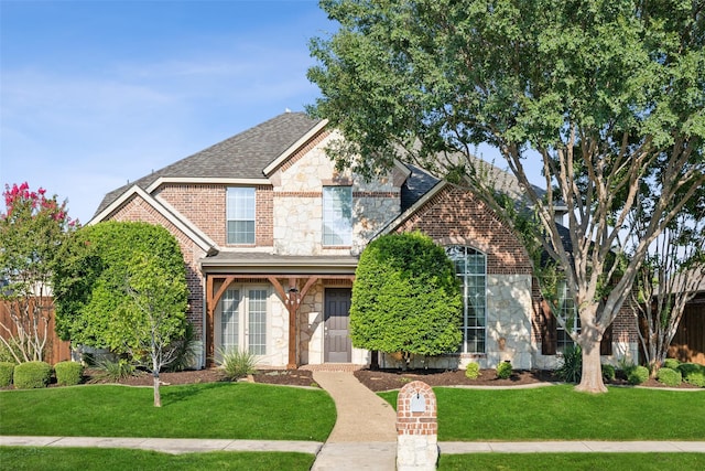 view of front of house featuring a front lawn