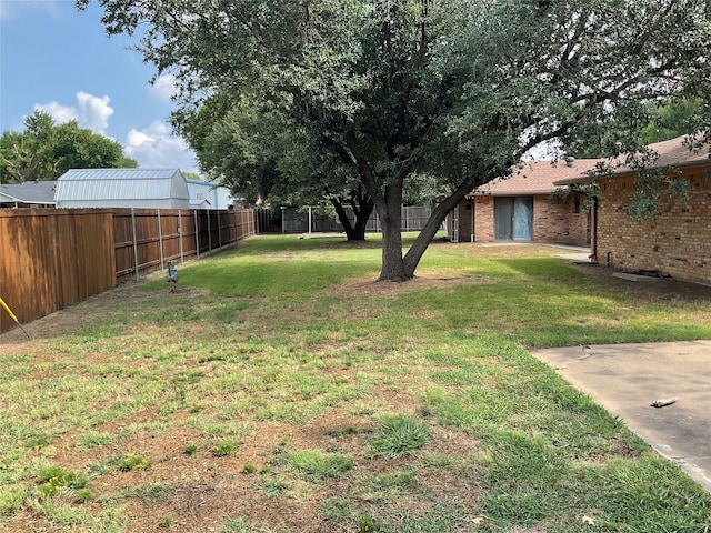 view of yard featuring a patio area