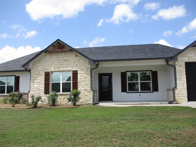 view of front facade with a front lawn