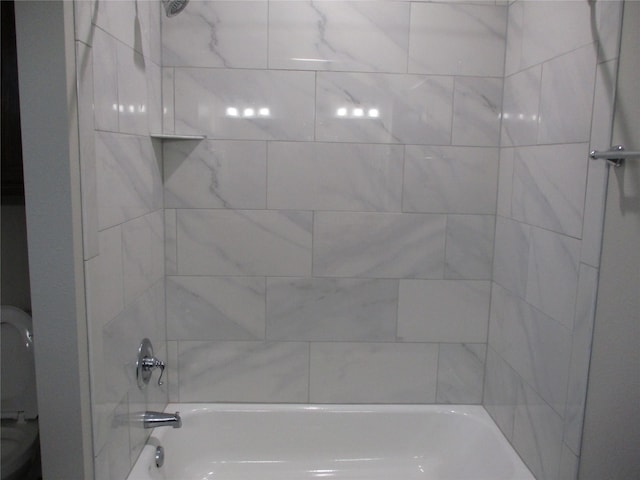 bathroom with tiled shower / bath combo