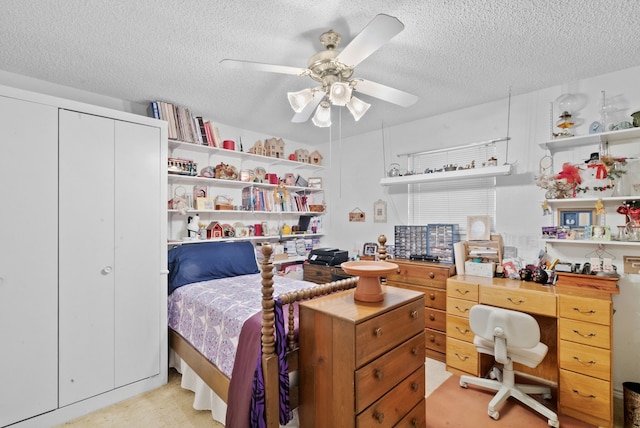 bedroom featuring ceiling fan, a closet, and a textured ceiling