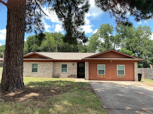 ranch-style house featuring a front yard