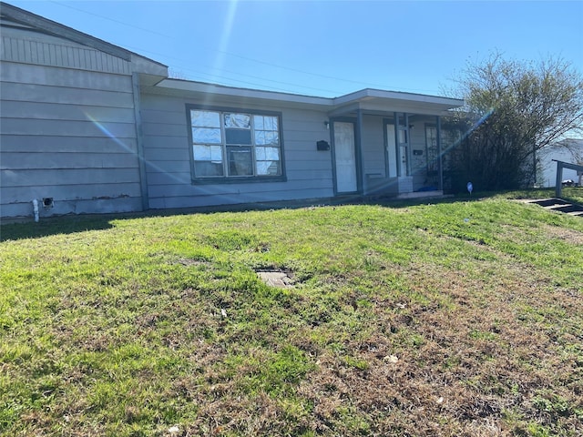 view of front of home featuring a front lawn