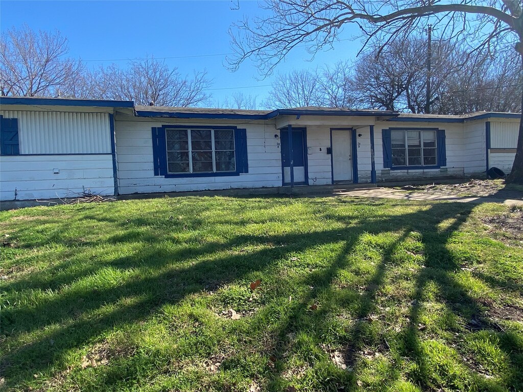 ranch-style home with a front lawn