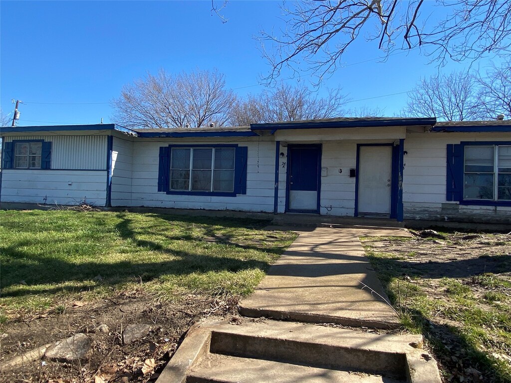 single story home with a front lawn