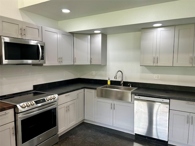 334 Fort Graham Rd, Whitney, TX 76692 - kitchen featuring stainless steel appliances, a sink, dark countertops, recessed lighting, and concrete flooring