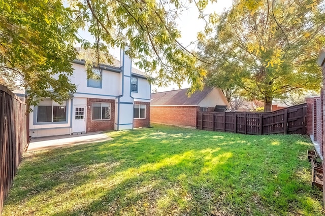 view of yard featuring a patio