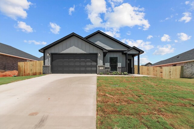 view of front of home featuring a front lawn and a garage