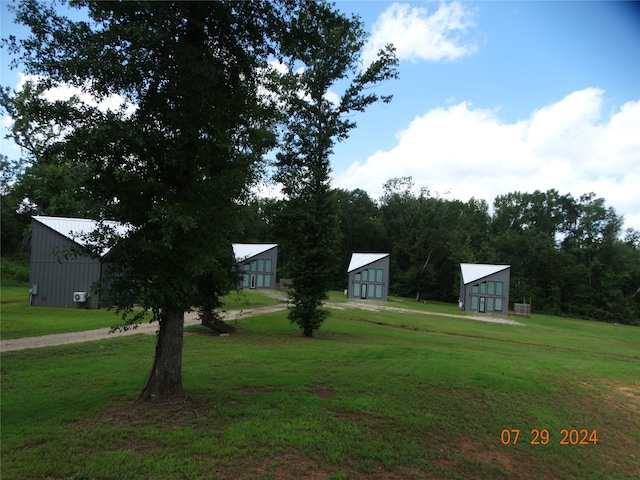 view of yard featuring an outbuilding