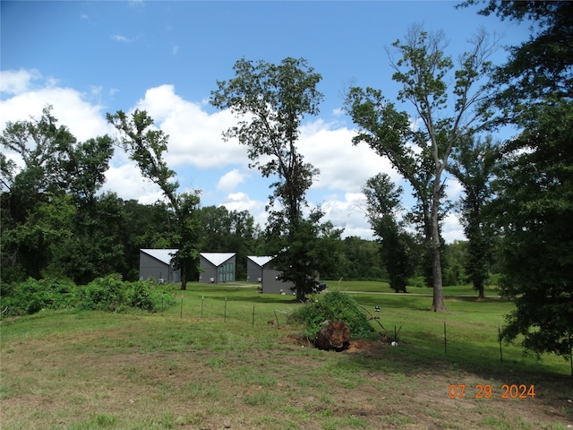 view of yard featuring a rural view