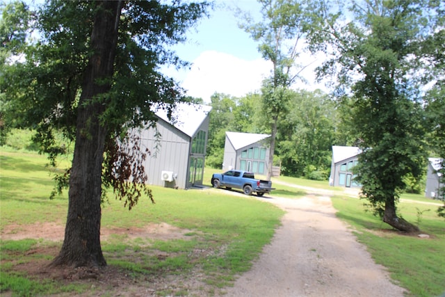 view of yard featuring an outdoor structure