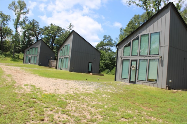 view of yard with an outbuilding