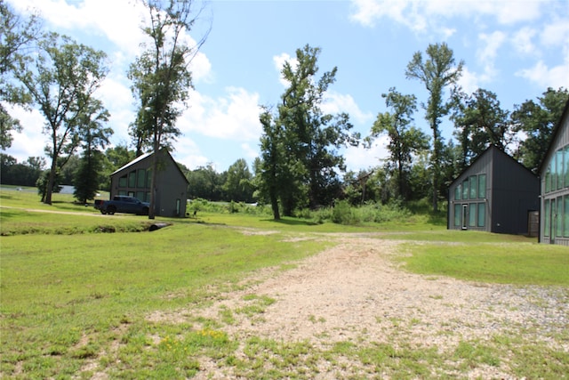 view of yard featuring an outbuilding