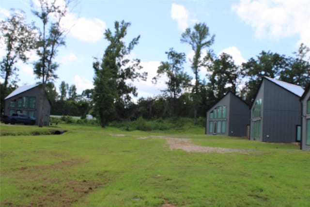 view of yard featuring an outbuilding